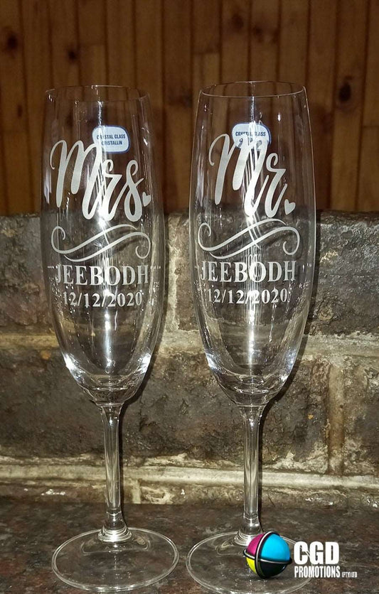 “Personalized sandblasted Mr & Mrs champagne flutes with surname and wedding date – perfect for weddings or anniversaries”